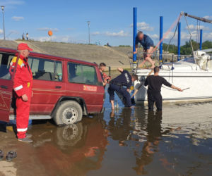 Akcja ratunkowa na Wiśle w Toruniu. Wodniacy ocalili załogę jachtu!