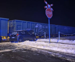 Na przejeździe kolejowo-drogowym przy ul. Piaskowej w Siedlcach auto osobowe zderzyło się z pociągiem towarowym