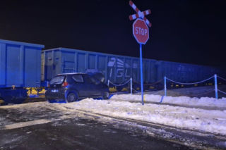 Na przejeździe kolejowo-drogowym przy ul. Piaskowej w Siedlcach auto osobowe zderzyło się z pociągiem towarowym