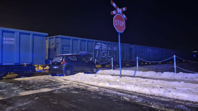 Na przejeździe kolejowo-drogowym przy ul. Piaskowej w Siedlcach auto osobowe zderzyło się z pociągiem towarowym