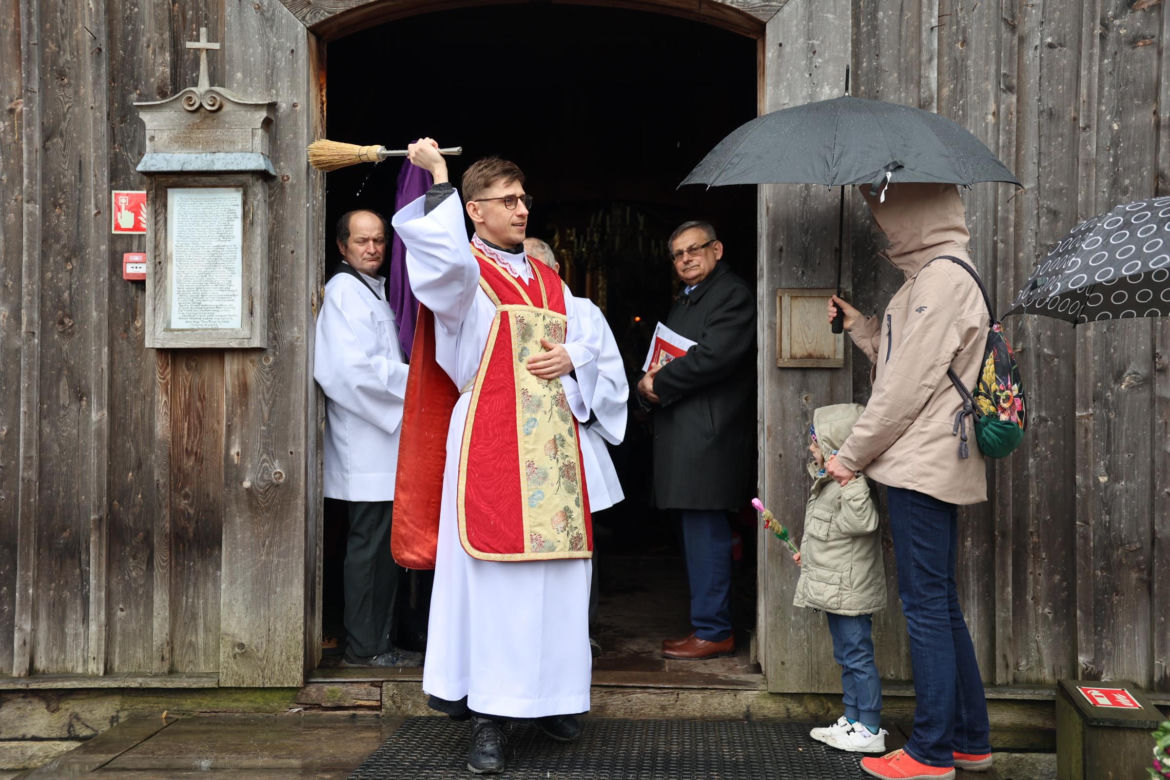 Niedziela Palmowa w lubelskim skansenie. Wokół kościoła z Matczyna przeszła procesja