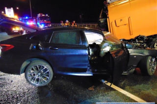 Tragiczny wypadek na AOW. BMW zderzyło się z zamiatarką, kierowca zginął na miejscu [ZDJĘCIA]