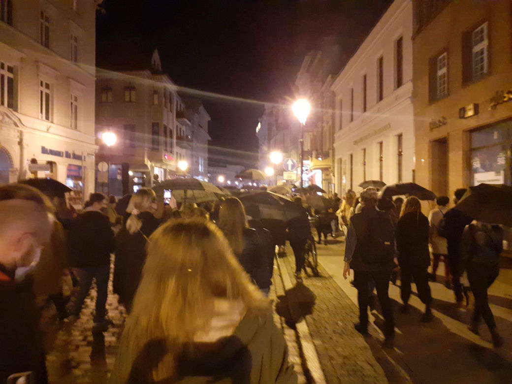Toruń. "Jeb** PiS" pod pomnikiem Kopernika! WIDEO i ZDJĘCIA z "Czarnego spaceru z czarnymi parasolkami"