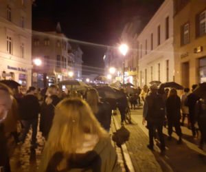 Toruń. Jeb** PiS pod pomnikiem Kopernika! WIDEO i ZDJĘCIA z Czarnego spaceru z czarnymi parasolkami