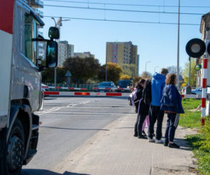Działania elbląskiej drogówki na przejazdach kolejowych