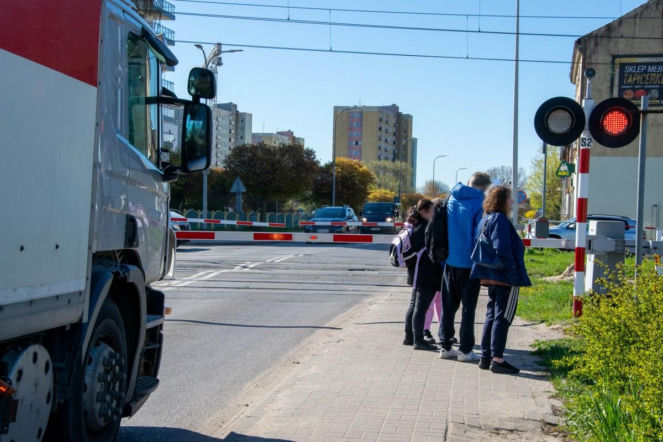 Działania elbląskiej drogówki na przejazdach kolejowych