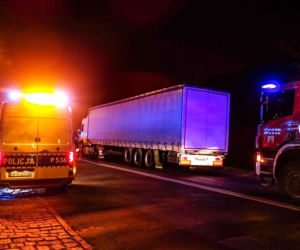 Tragedia w Zabrzu. Pieszy został potrącony przez ciężarowkę, gdy przebiegał przez ulicę koło przystanku [ZDJĘCIA]