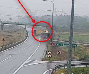 Tir wpadł w poślizg i wbił się w barierę na S6. GDDKiA publikuje nagranie ku przestrodze