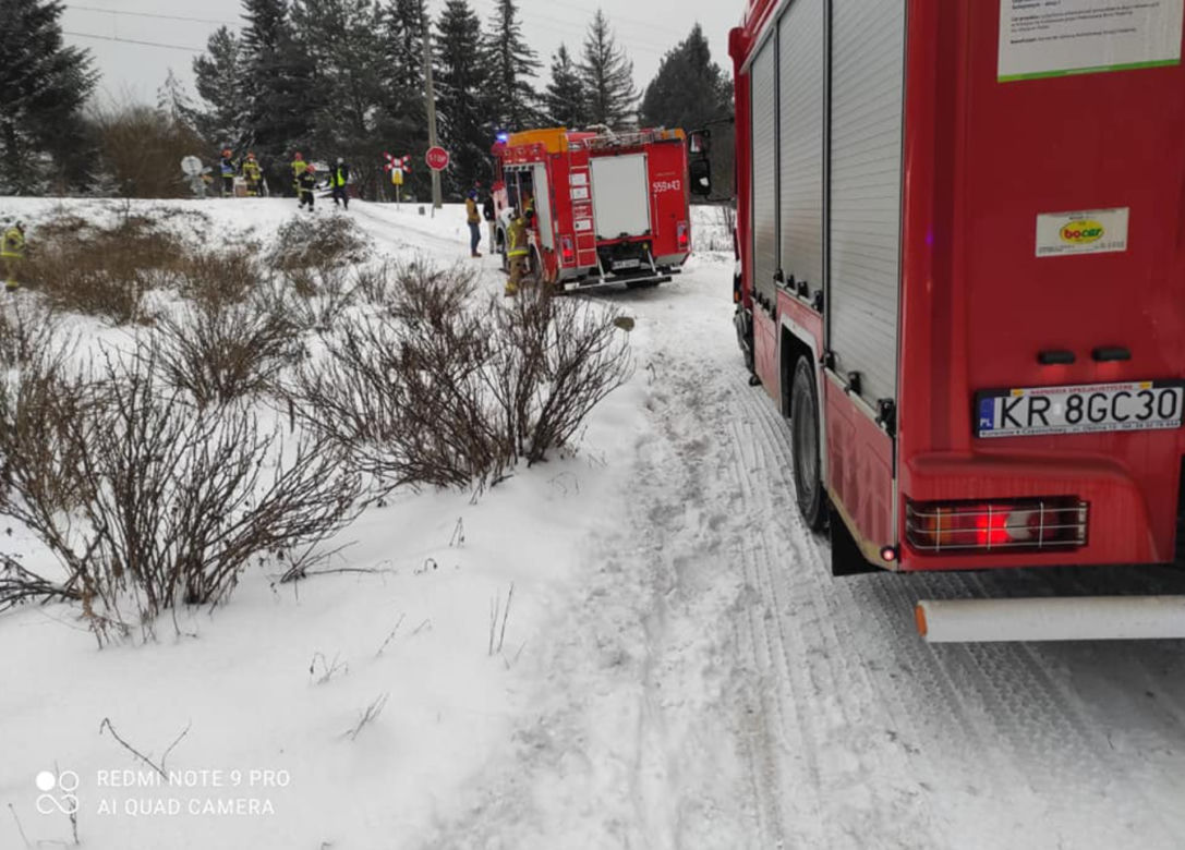 Kalwaria Zebrzydowska: Samochód wjechał pod pociąg! Jest ranny! Zdewastowane auto
