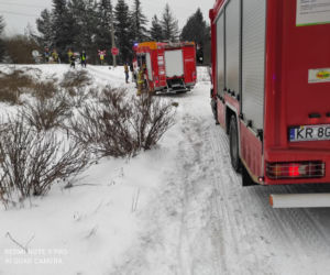 Kalwaria Zebrzydowska: Samochód wjechał pod pociąg! Jest ranny! Zdewastowane auto
