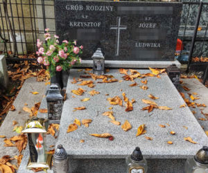 Matka i syn zabili się walcząc na noże, teraz razem spoczęli w rodzinnym grobie
