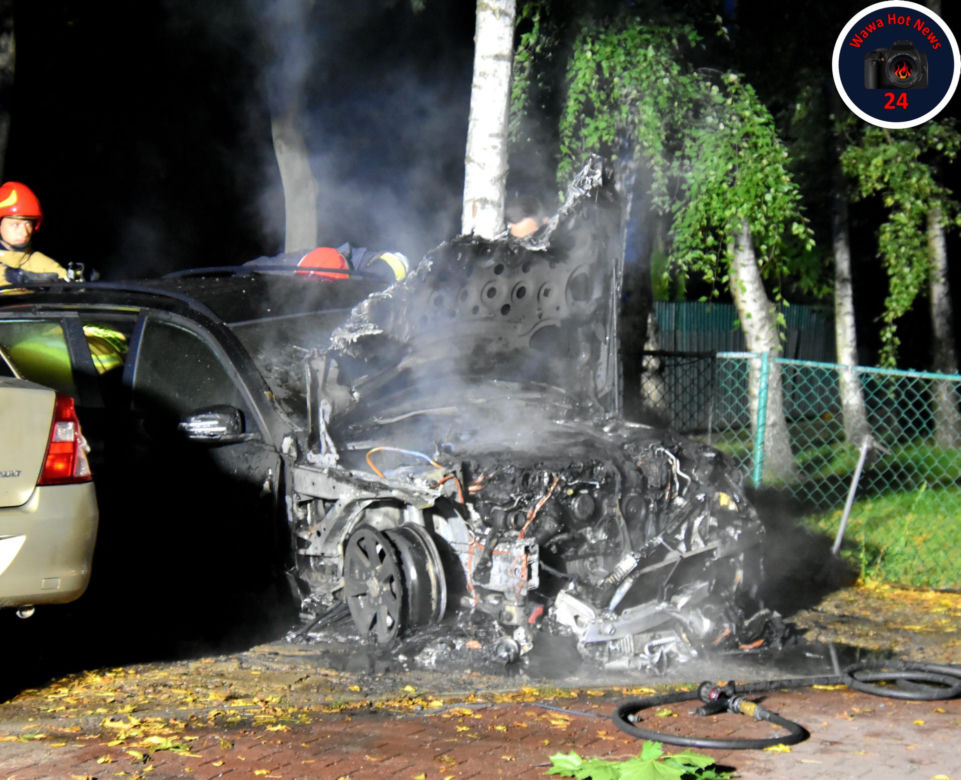 Mercedes płonął jak pochodnia. Pożar auta na Woli