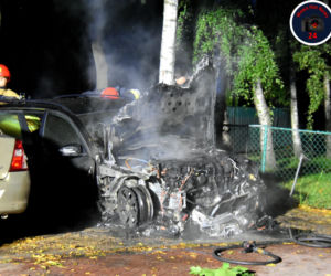 Mercedes płonął jak pochodnia. Pożar auta na Woli