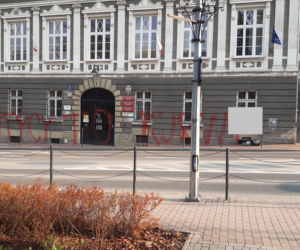 Budynek urzędu miasta w Tarnowie oszpecony!