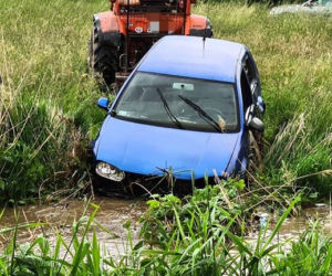 Wypadek w powiecie strzelińskim: Volkswagen wypadł z drogi i wpadł do rzeki
