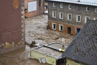 Pękła tama, fala zalała miasto. Dwa lata od koszmaru. Dzieci płaczą, boimy się wszyscy 