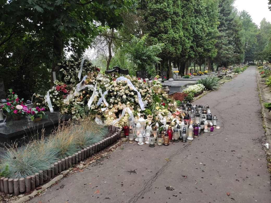 Menadżer Sylwii Peretti podnosi alarm: dewastacja! Tak wygląda grób Patryka 5 dni po pogrzebie