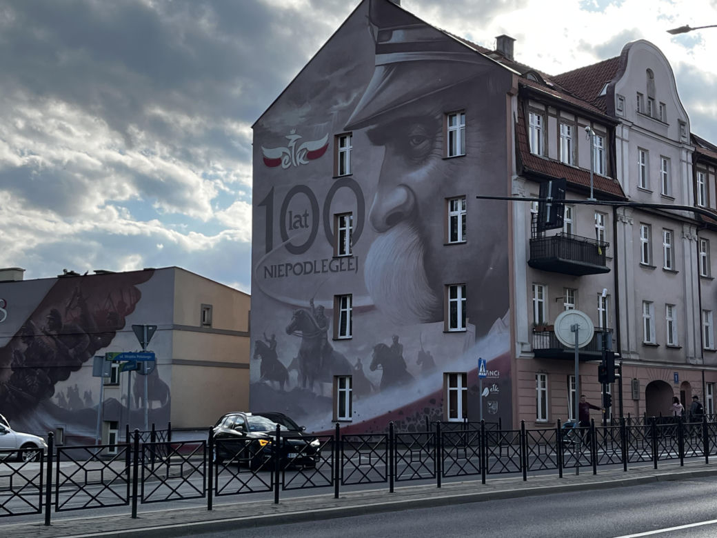   Ełk. Tłumy turystow odwiedzają to miasto. Jest największym na Mazurach