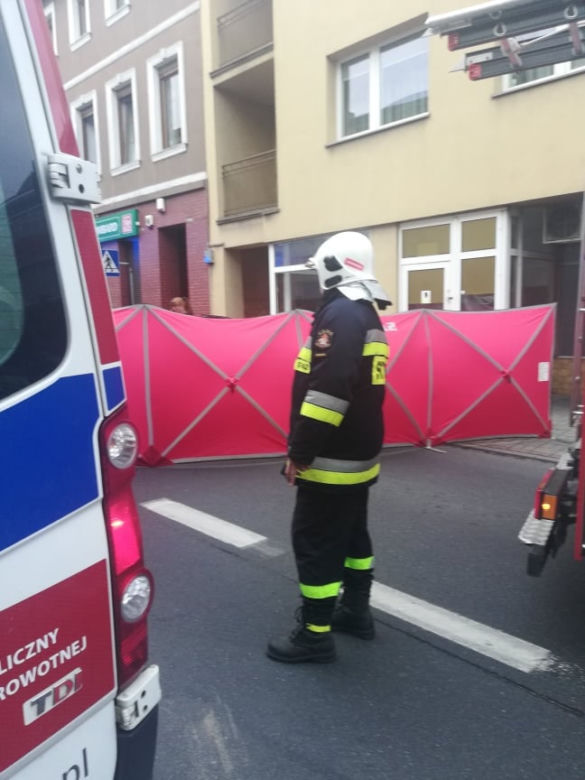 Wronki: Kierowca BMW zasnął i wjechał w budynek
