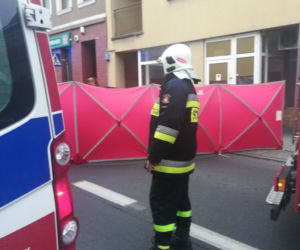 Wronki: Kierowca BMW zasnął i wjechał w budynek