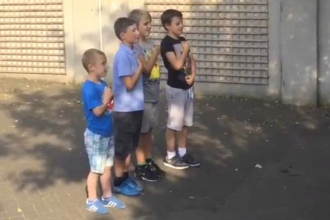 Polskie dzieci w Dublinie śpiewają hymn przed podwórkowym meczem [VIDEO]