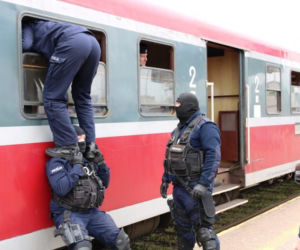 Policjanci z Oddziału Prewencji w Łodzi wspólnie z funkcjonariuszami Straży Ochrony Kolei mieli ćwiczenia na dworcu Kaliskim