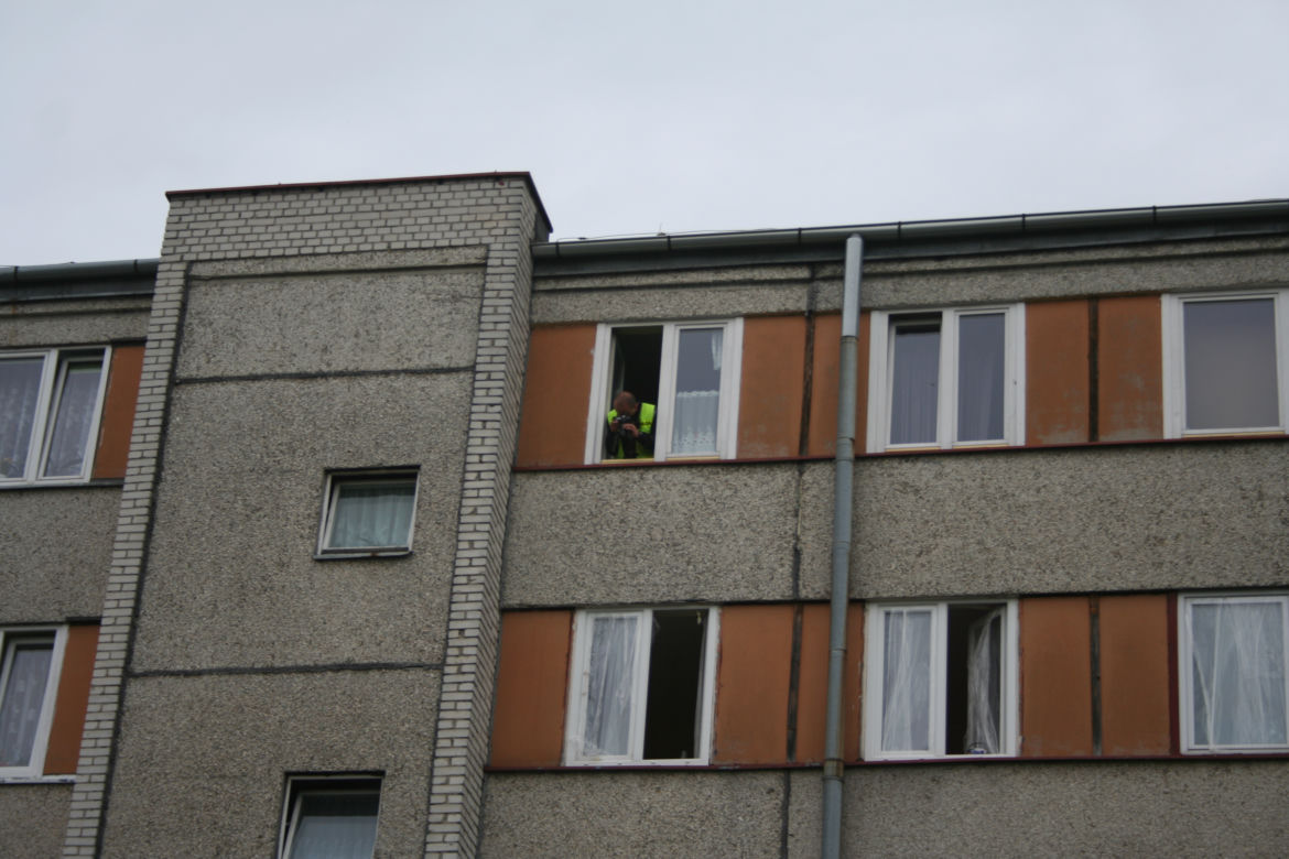 Wyrzuciła swoje dziecko przez okno