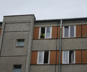 Wyrzuciła swoje dziecko przez okno