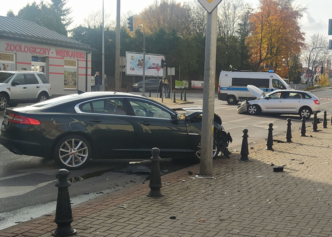Jaguar staranował Skodę. Sprawca wypadku walczy o życie