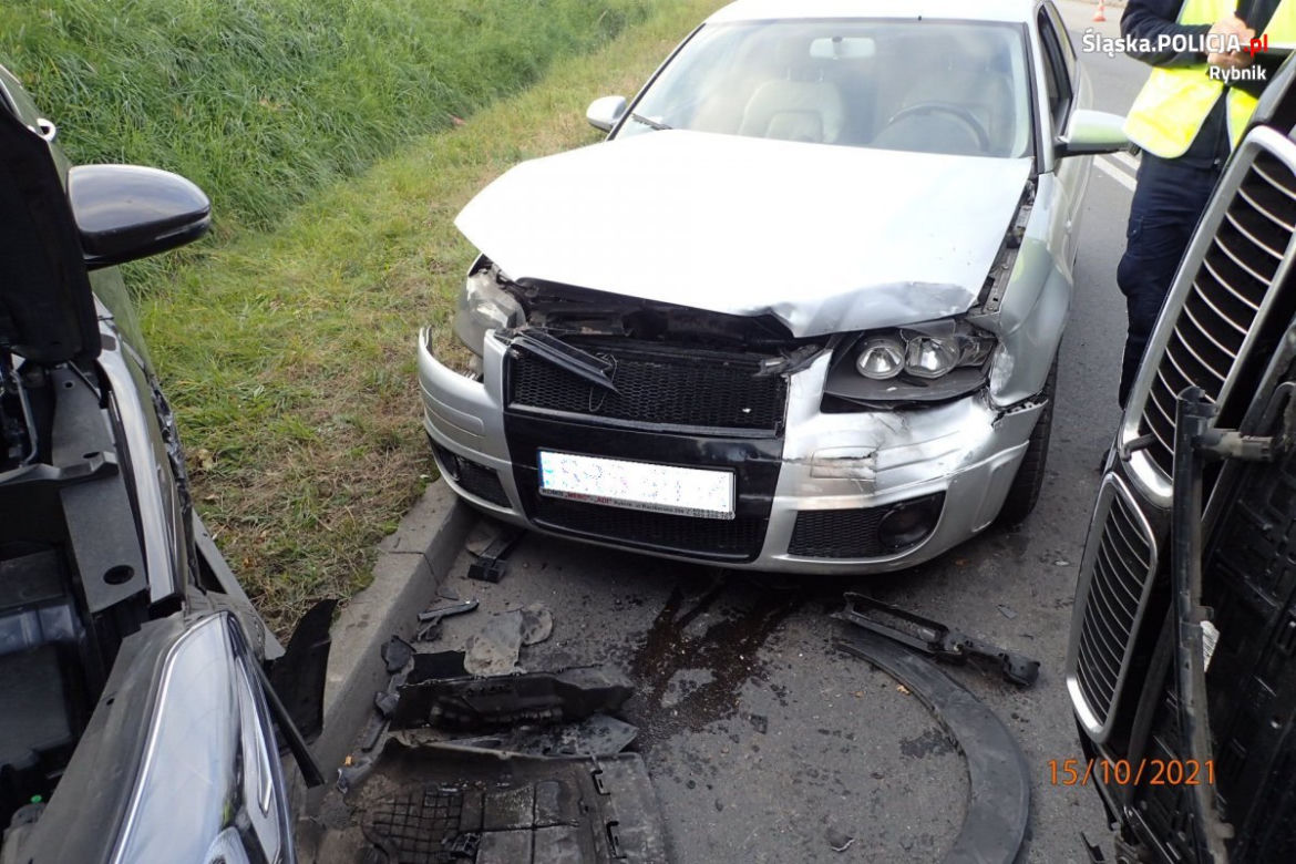 Kraksa w Rybniku. BMW skasowało dwie osobówki