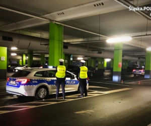 Nielegalne wyścigi samochodowe w Katowicach. Interweniowała policja, posypały się mandaty [ZDJĘCIA]