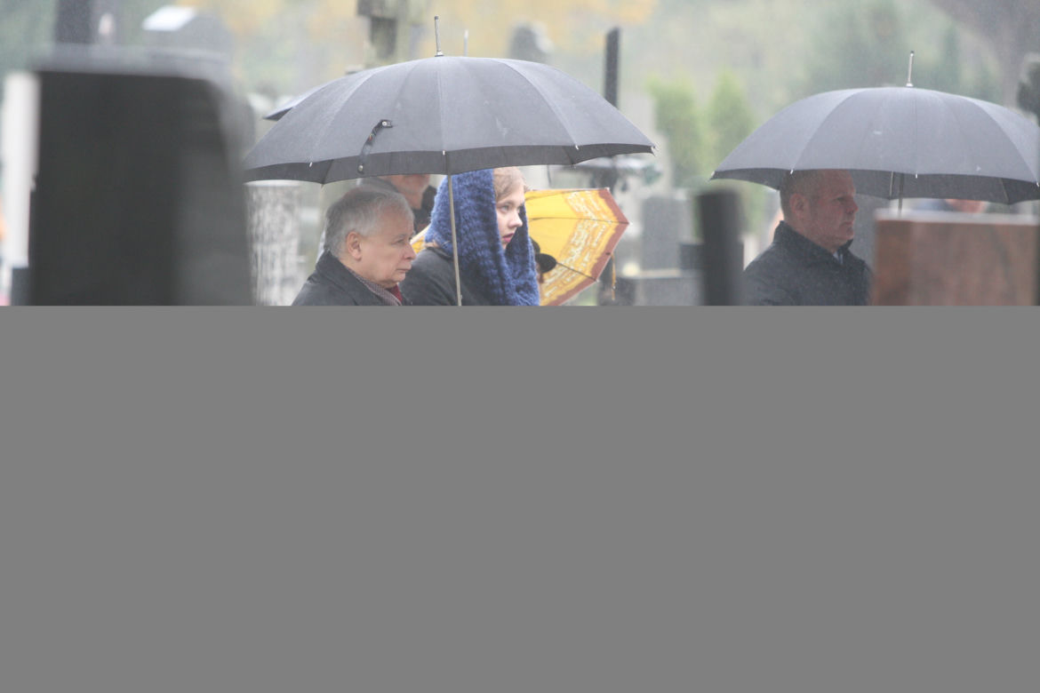 Jarosław Kaczyński na grobie matki