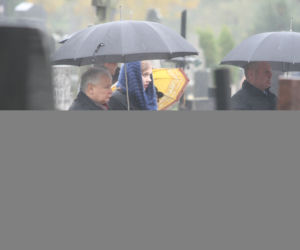 Jarosław Kaczyński na grobie matki