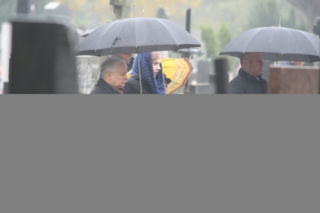 Jarosław Kaczyński na grobie matki