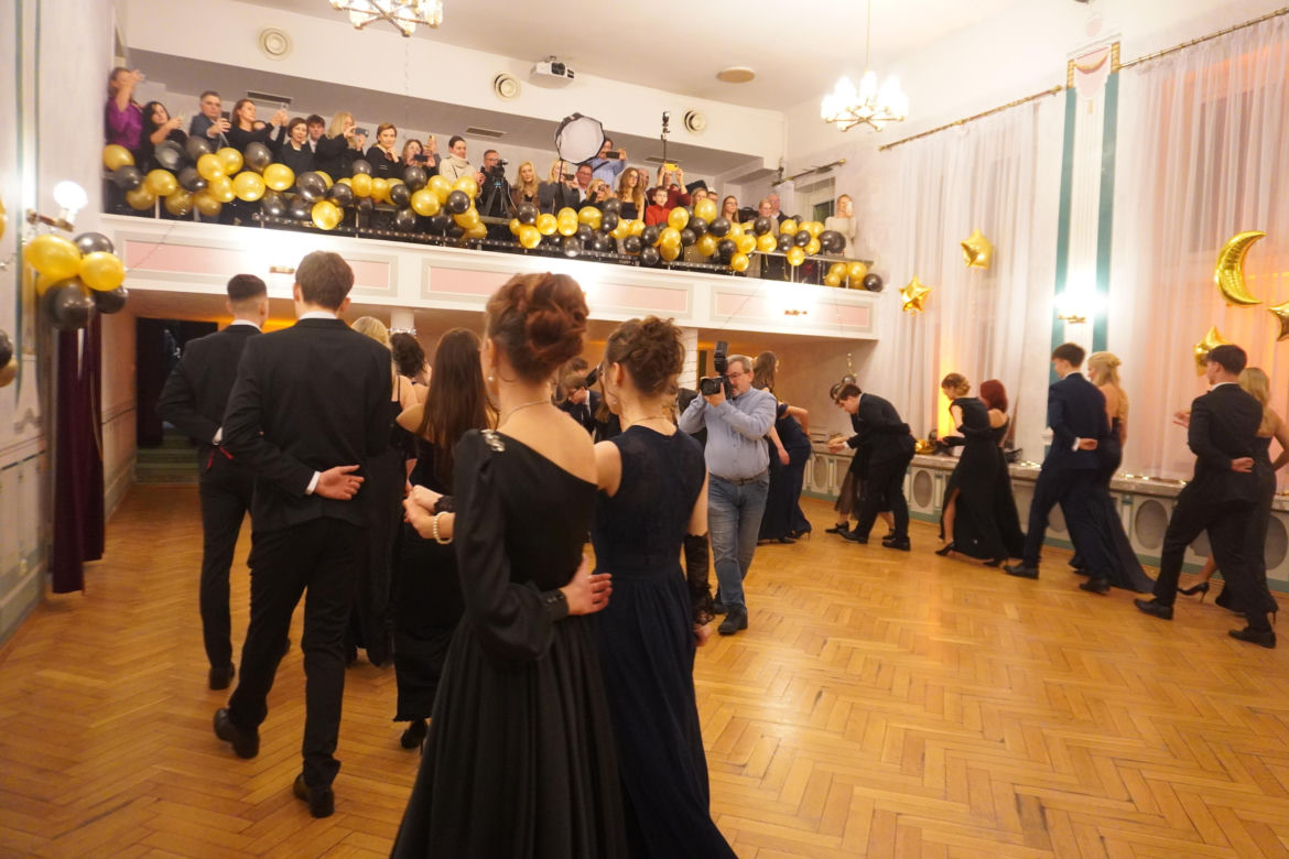 Polonez na Studniówce 2025 w II LO w Poznaniu