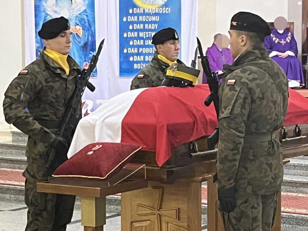 Terespol. Pogrzeb tragicznie zmarłego żołnierza. 28-letniego Mateusza żegnają rodzina i przyjaciele