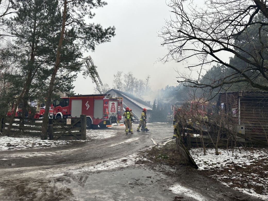 Płonie restauracja na Choszczówce. Na miejscu ponad 10 zastępów straży pożarnej