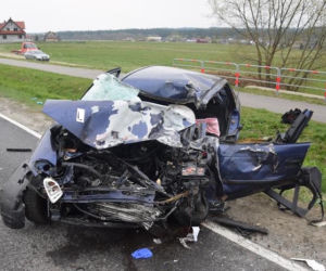 Groźny wypadek na Podhalu. Autobus w rowie po zderzeniu z osobówką