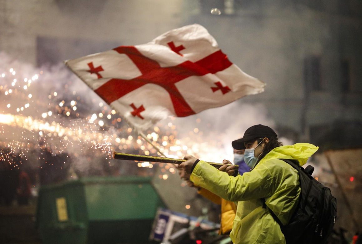„Rewolucja fajerwerków”. Kolejna brutalna noc w Tbilisi 