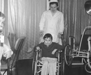 Pielęgniarka z dzieckiem na wózku - 1971 r.