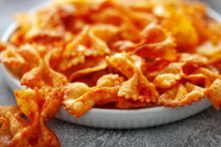 Sałatka makaronowa jakiej nie znasz! Z chrupiącym makaronem z piekarnika. Ten przepis to hit!