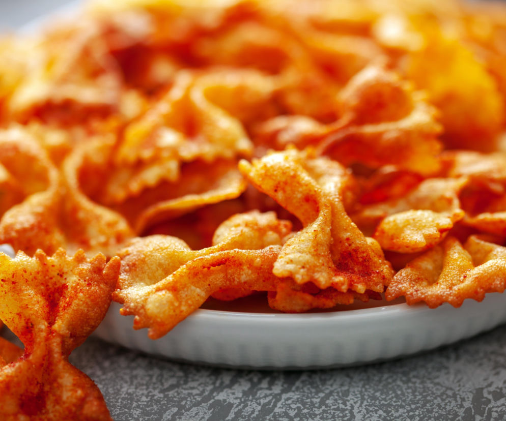 Sałatka makaronowa jakiej nie znasz! Z chrupiącym makaronem z piekarnika. Ten przepis to hit!