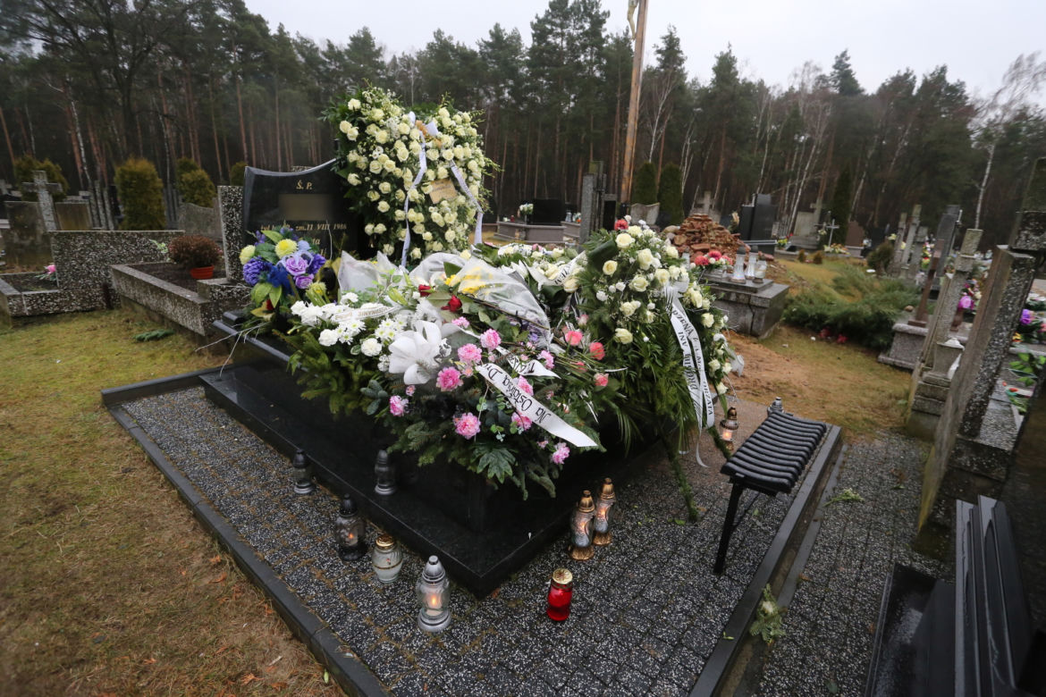 Pogrzeb po masakrze w Rozniszewie. Ogromne serce z białych róż