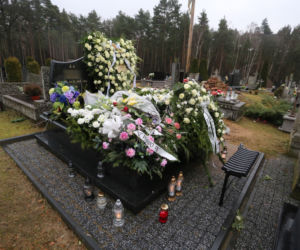 Pogrzeb po masakrze w Rozniszewie. Ogromne serce z białych róż