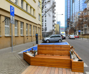 Postawili drewnianą ławkę za 24 tysiące