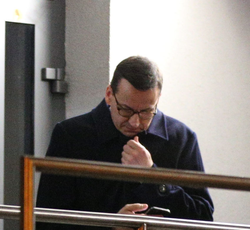 Premier Morawiecki czuwa przy ojcu Kornelu