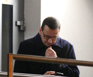 Premier Morawiecki czuwa przy ojcu Kornelu