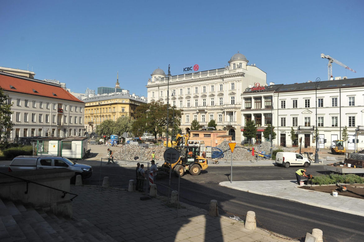 Wrócił ruch na obie jezdnie Placu Trzech Krzyży. Inwestycja mocno opóźniona