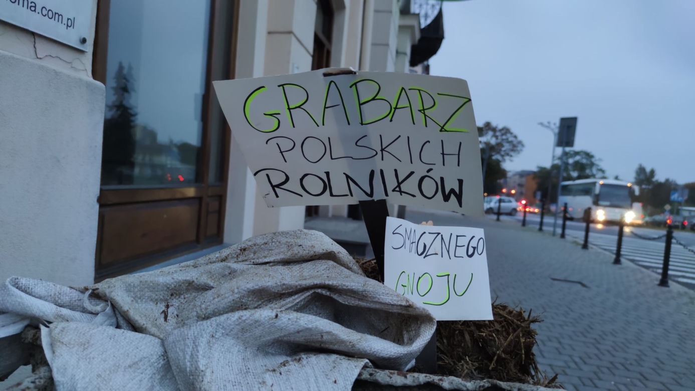 Gnojownik pod biurami poselskimi w Piotrkowie Trybunalskim. "Rolnicy dziękują za ostatnie głosowanie"