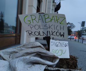 Gnojownik pod biurami poselskimi w Piotrkowie Trybunalskim. Rolnicy dziękują za ostatnie głosowanie